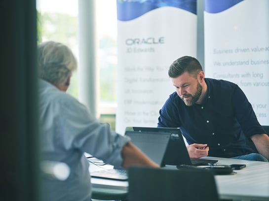 Implementering av Oracle NetSuite och Oracle JD Edwards EnterpriseOne. 